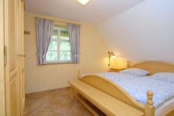 Schlafzimmer mit Doppelbett